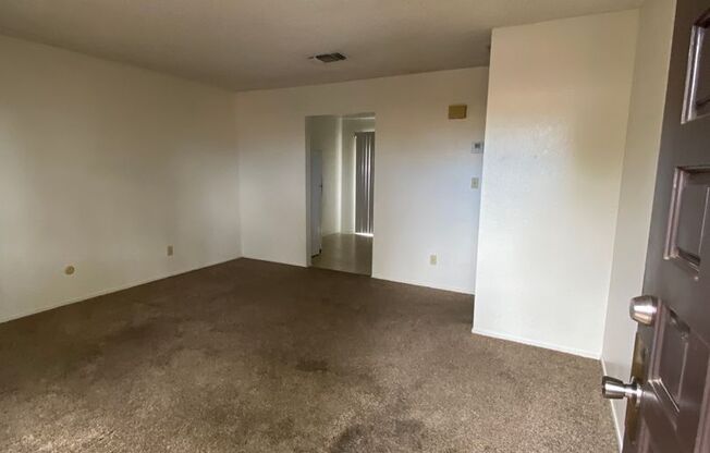 2 beds, 1 bath, $1,250, Unit 518 E. Elm