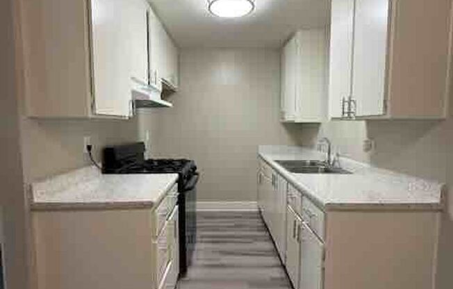 2 beds, 1 bath, 818 sqft, $2,100, Unit 036