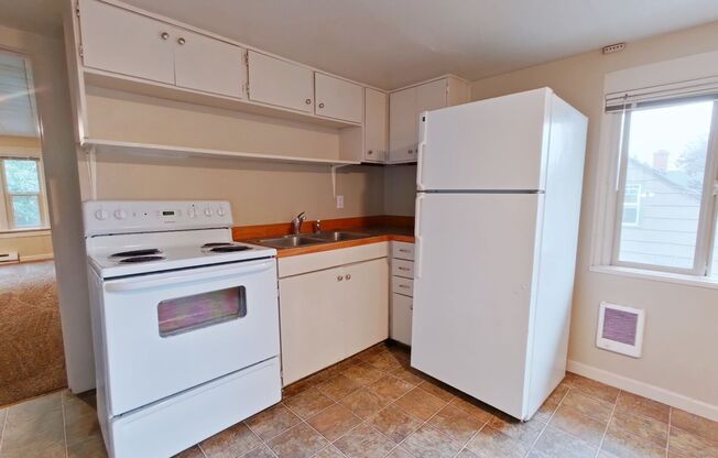 3 beds, 1 bath, $2,275, Unit 671 - 1