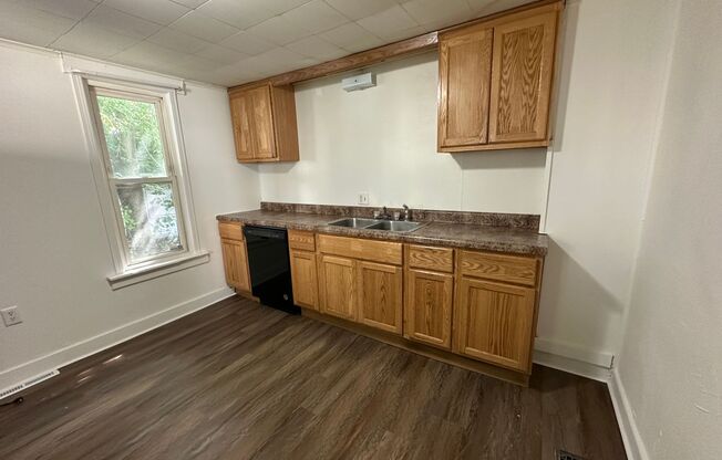 44 Vandine NE- Midtown! Water included, washer/dryer hook up