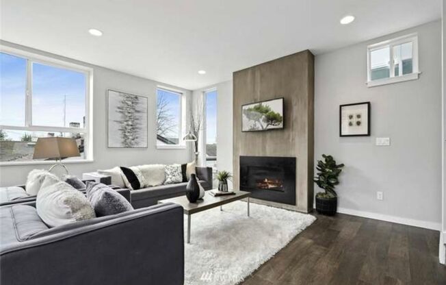 Welcome Home Contemporary Gem 3bd/3.5ba