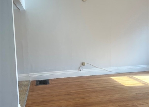 Studio, 1 bath, 400 sqft, $2,200, Unit 4