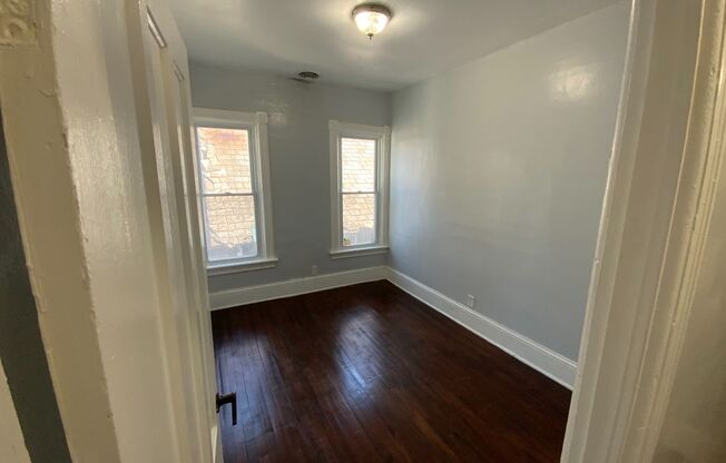 3 beds, 1 bath, $1,010, Unit 3 East