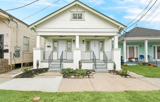 Spacious 3 Bedroom, 2 Bath Apartment with Modern Appliances