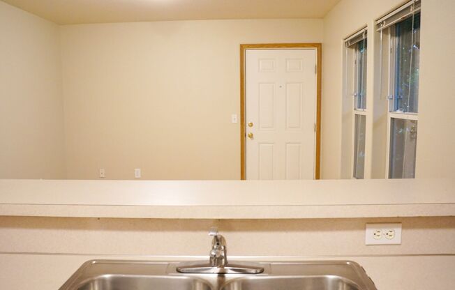Bright Top Floor SE 1Bdr w/ Breakfast Bar & Balcony!