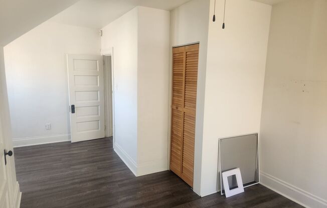 2 beds, 1 bath, 900 sqft, $1,095, Unit #3