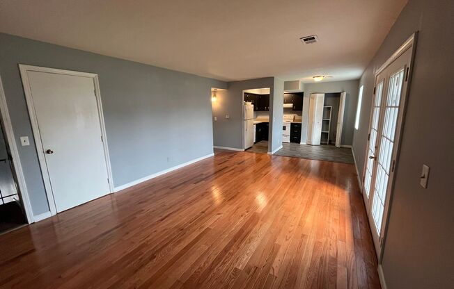 2 beds, 1 bath, 774 sqft, $940, Unit B11