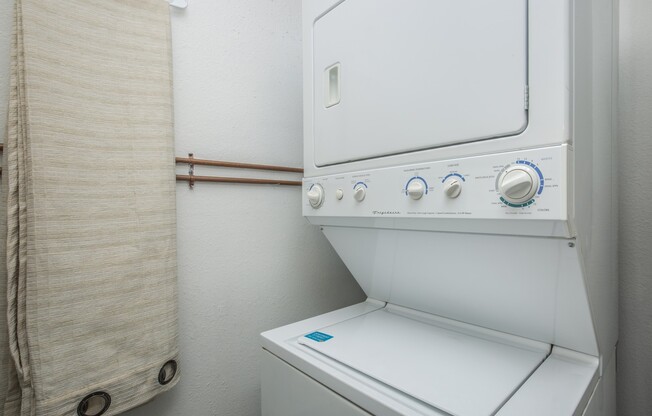 2 beds, 2 baths, 900 sqft, $1,305, Unit 253