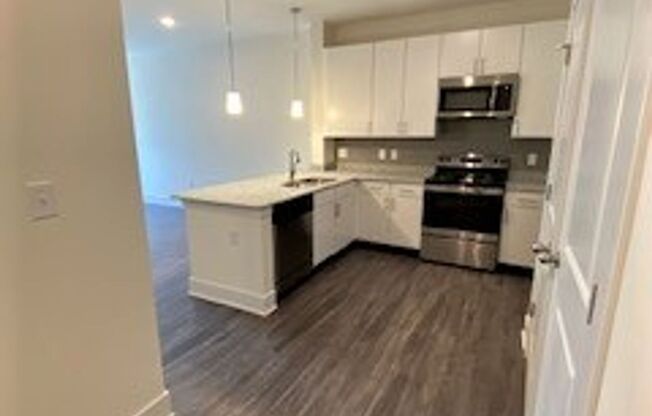 1 bed, 1 bath, 775 sqft, $1,748, Unit 00 - 424