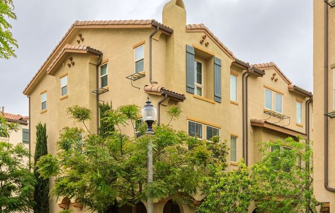 Amazing 3 Bd/ 3 Ba Townhome in Van Nuys!