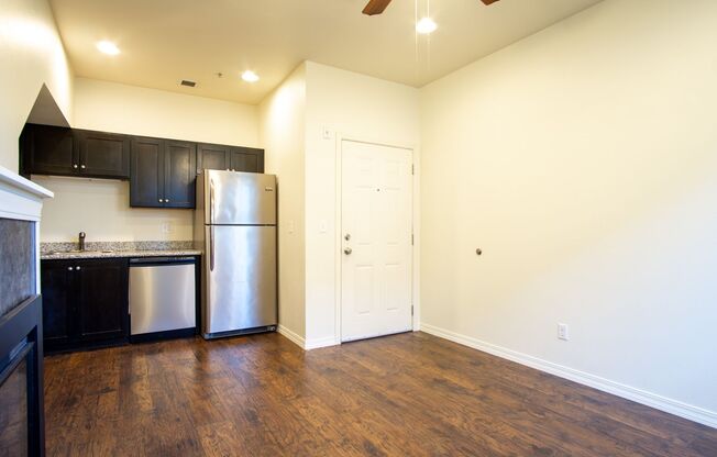 Top-Floor Flat with Fireplace and Balcony!
