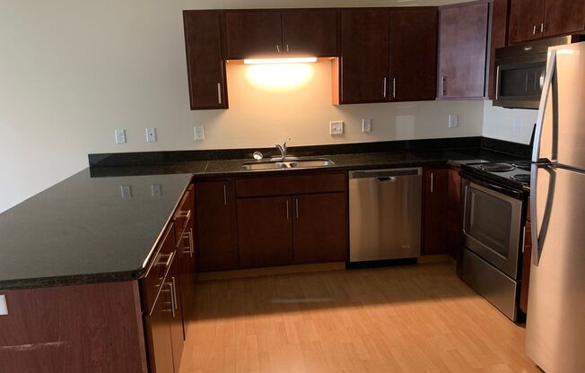 1 bed, 1 bath, 718 sqft, $985, Unit 615-207