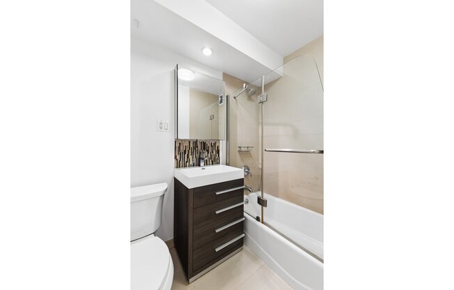 Studio, 1 bath, $4,000, Unit 10J