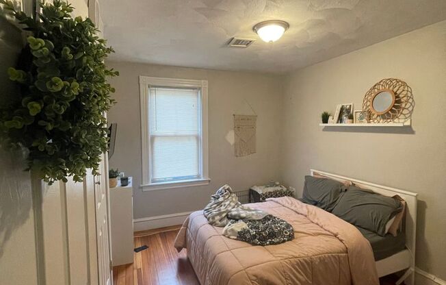 4 beds, 1 bath, $2,600, Unit 640 Smith #3