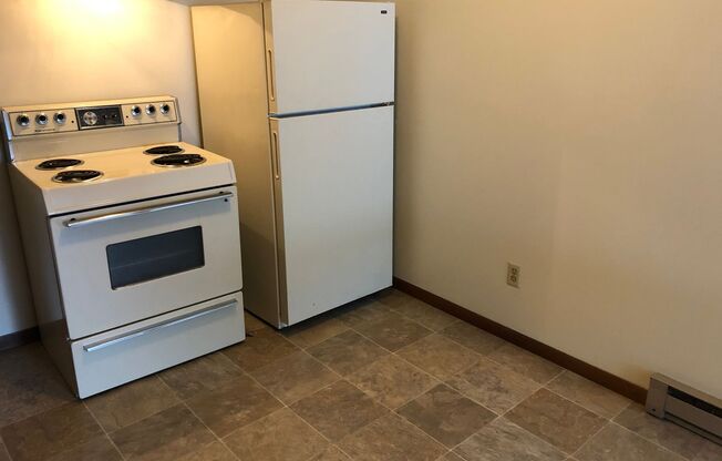 2 beds, 1 bath, 600 sqft, $795, Unit Apt 1