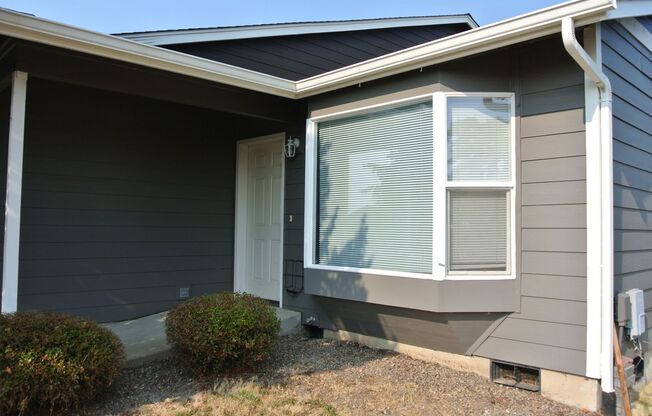 Spacious 3-bedroom/1 bath duplex in Albany!