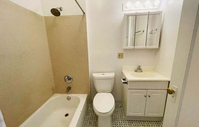 2 beds, 1 bath, 681 sqft, $2,095, Unit 419