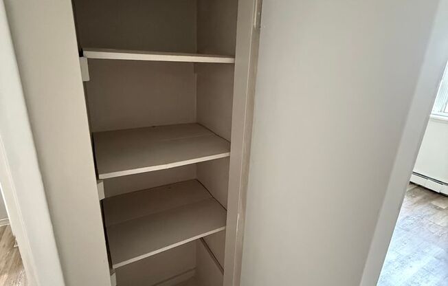 2 beds, 1 bath, 800 sqft, $1,300, Unit 423