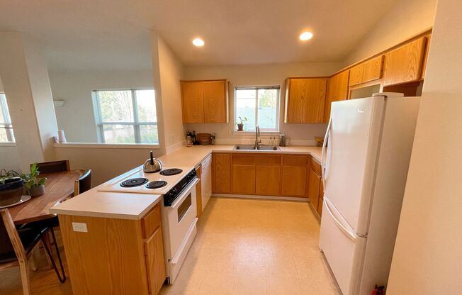 Gorgeous Row House with Vaulted Ceilings, Laundry and Private Yard