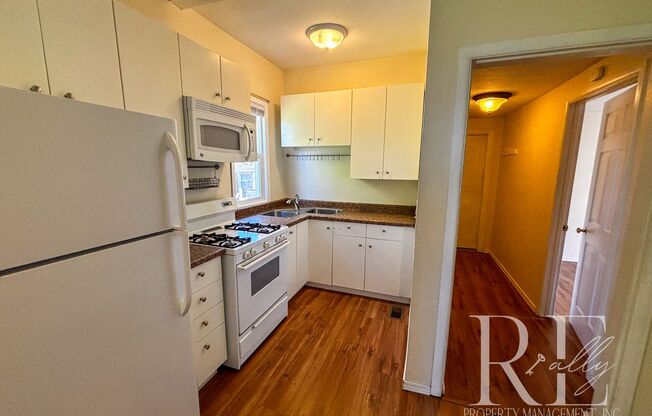 Charming 2-Bedroom, 1-Bathroom Apartment in Downtown Bremerton
