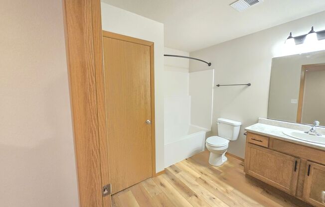 2 beds, 1 bath, 1,090 sqft, $1,230, Unit 3400 303