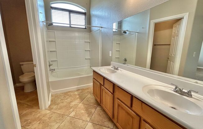 BEAUTIFUL 3 BEDROOM TOWNHOUSE IN GATED COMMUNITY!