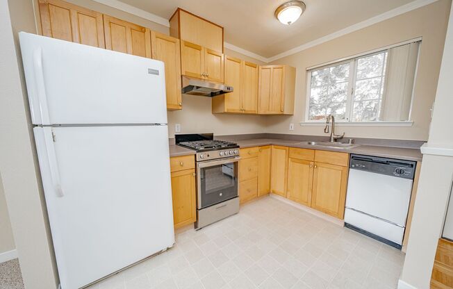 2 beds, 1 bath, $2,200, Unit 114