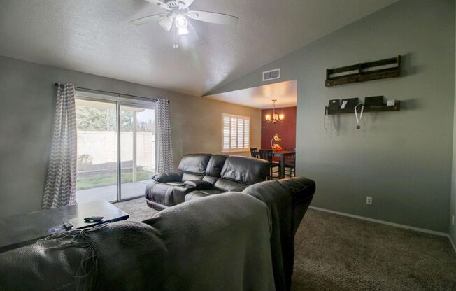 3-bedroom Single story with vaulted ceilings!