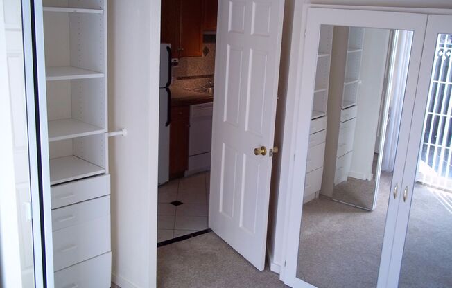 Studio, 1 bath, 400 sqft, $870, Unit 680-112 b