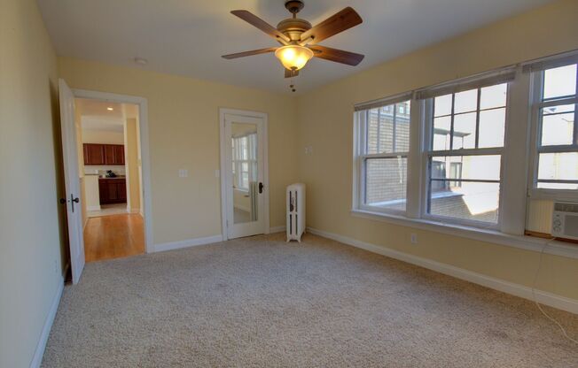 2 beds, 1 bath, $975, Unit Apt 003E