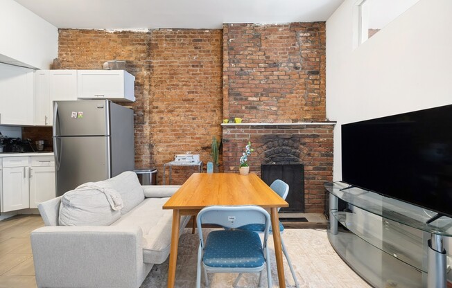 309 W 29 ST