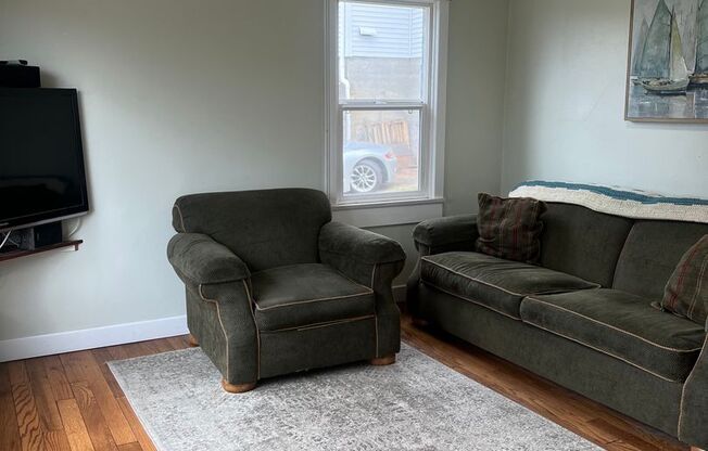 Renton 2 bedroom 1 bath home available now!