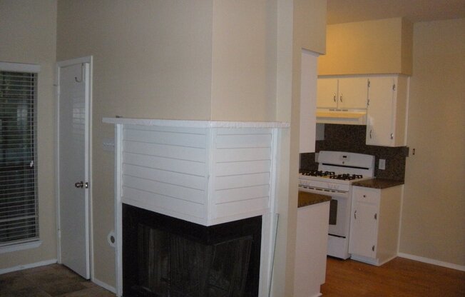 HYDE PARK TERRACE - NORTH CAMPUS - PRIVATE UPDATED 1 BEDROOM FOR AUGUST 2026 PRE-LEASE