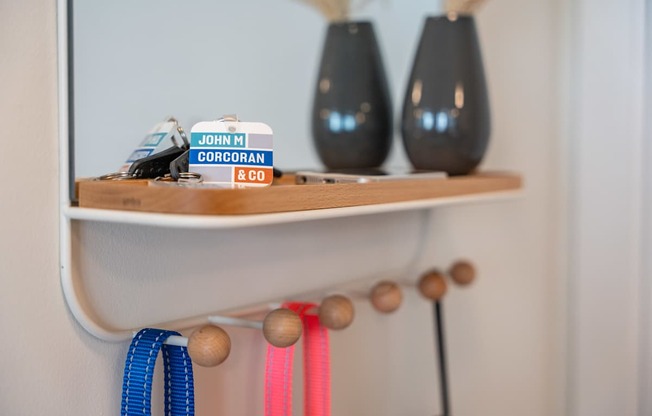 A white entrance shelf at the Mastlight