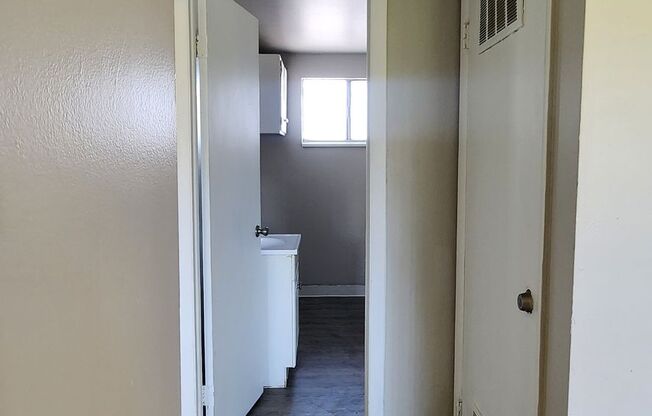 2 beds, 1 bath, 800 sqft, $995, Unit #20