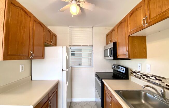 STUDIO w/ 1 PARKING AVAILABLE NOW NEAR UH MANOA!!!