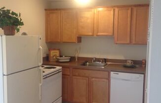 2 beds, 1 bath, 758 sqft, $1,425, Unit 03