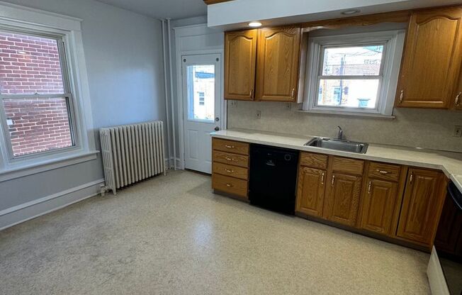 3 beds, 1 bath, $2,200