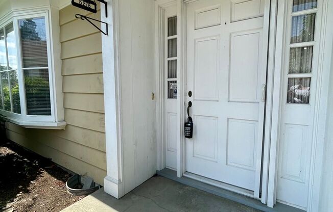 Stunning Two-bedroom In SW Portland~ Great Natural Light~ Two Wood Burning Fireplaces~ Covered Carport with Electric Opener~ Serene Outdoor Patio~ Fur Babies Welcome