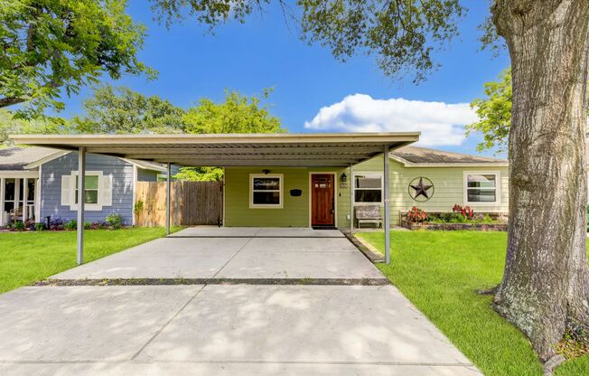 Charming 3–4 Bedroom Heights Home with Backyard Oasis!