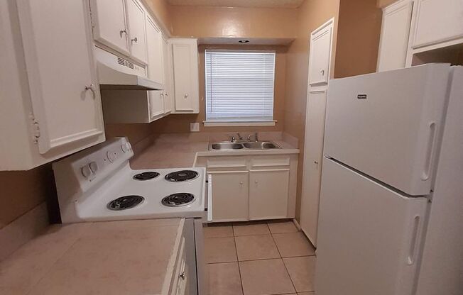 1 bed, 1 bath, 750 sqft, $669, Unit 14