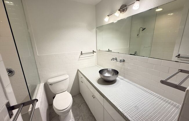 2 beds, 1 bath, 954 sqft, $1,705, Unit RRO-203