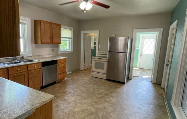 3 beds, 1 bath, 1,300 sqft, $1,300