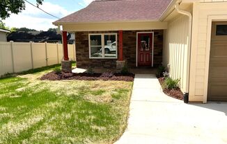 Court Square Town Home Duplex Apartment with Attached Garage