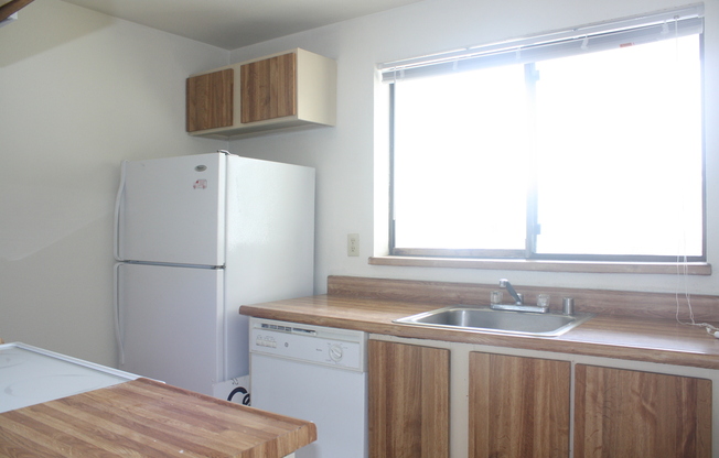 Top floor, 2drm, 2 full bath, open floor plan, pool, water, sewer, garbage included in rent