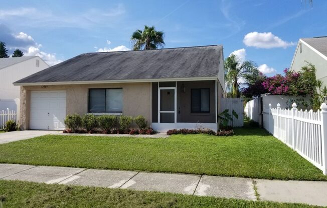 Great Carrollwood location - Country Run Home