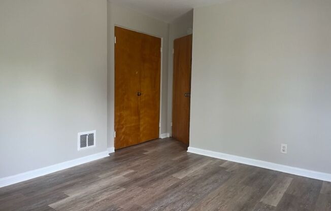 2 beds, 1 bath, $1,025, Unit 49- 42