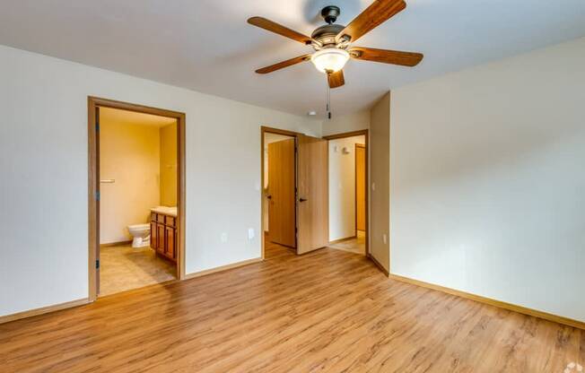 Upper Corner Pineview, Primary Bedroom, 2 Bed/2 Bath