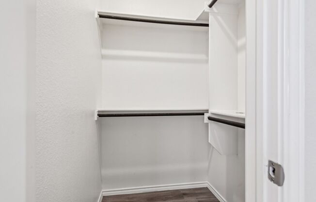 3 beds, 2 baths, $1,598, Unit 1422