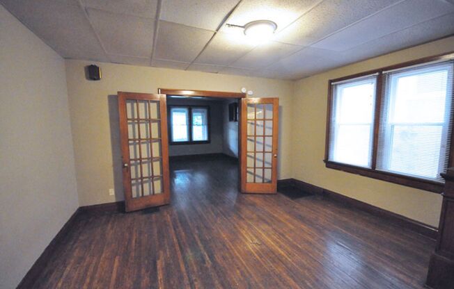 3 beds, 1 bath, $1,650, Unit 385